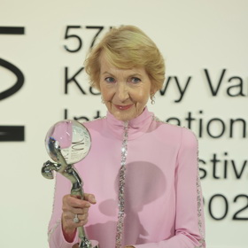 I Daniela Kolářová prochází vlasovými proměnami, ale velmi dlouho jsme ji měli spojenou s opravdu krátkým sestřihem, tak zvaně na kluka.