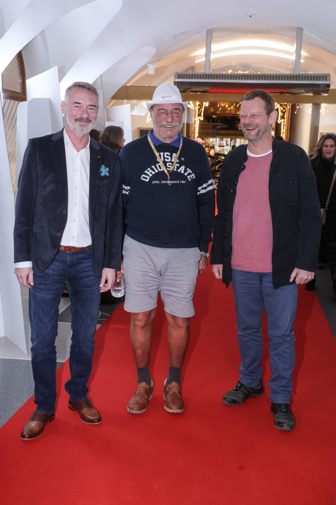 Pavel Nový v kraťasech na červeném koberci.