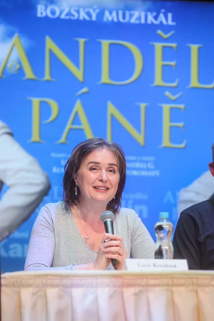Lucie Konášová na tiskové konferenci k muzikálu Anděl Páně.