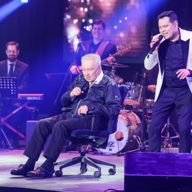 Té se vitální Josef nevzdával ani ve 92 letech, byť poslední koncerty odehrál vsedě na židli nebo na vozíčku.