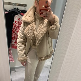 V řetězci H&M naši módní redaktorku zaujala béžová bunda s kožíškem a manšestrové kalhoty. 