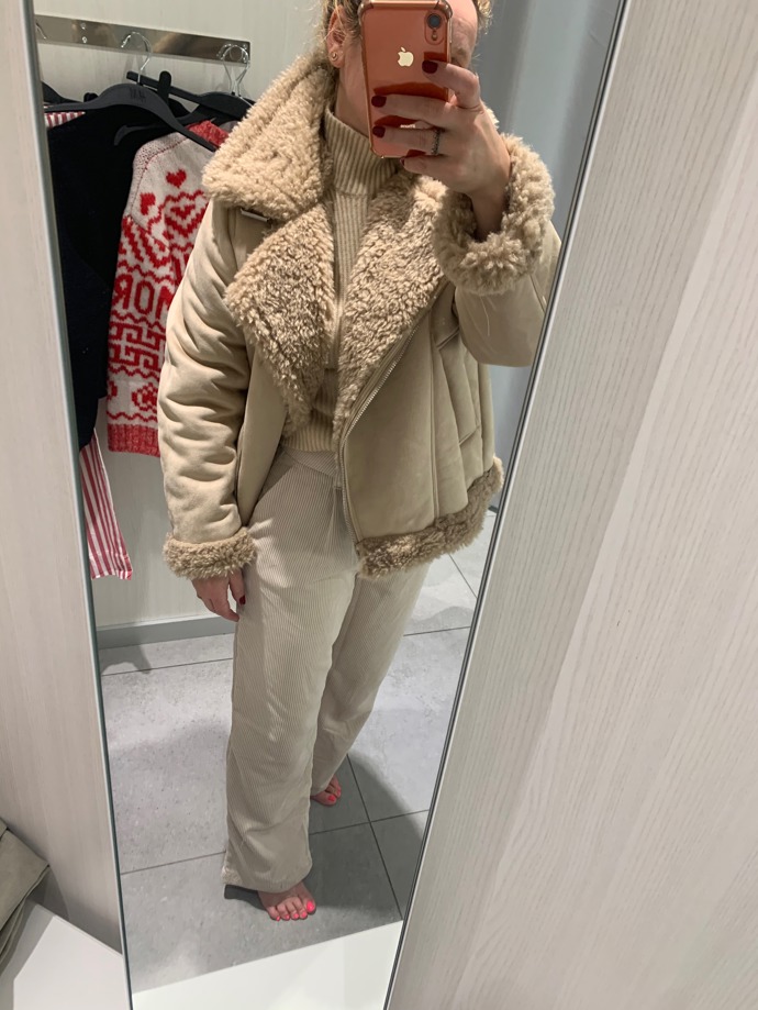 V řetězci H&M naši módní redaktorku zaujala béžová bunda s kožíškem a manšestrové kalhoty. 