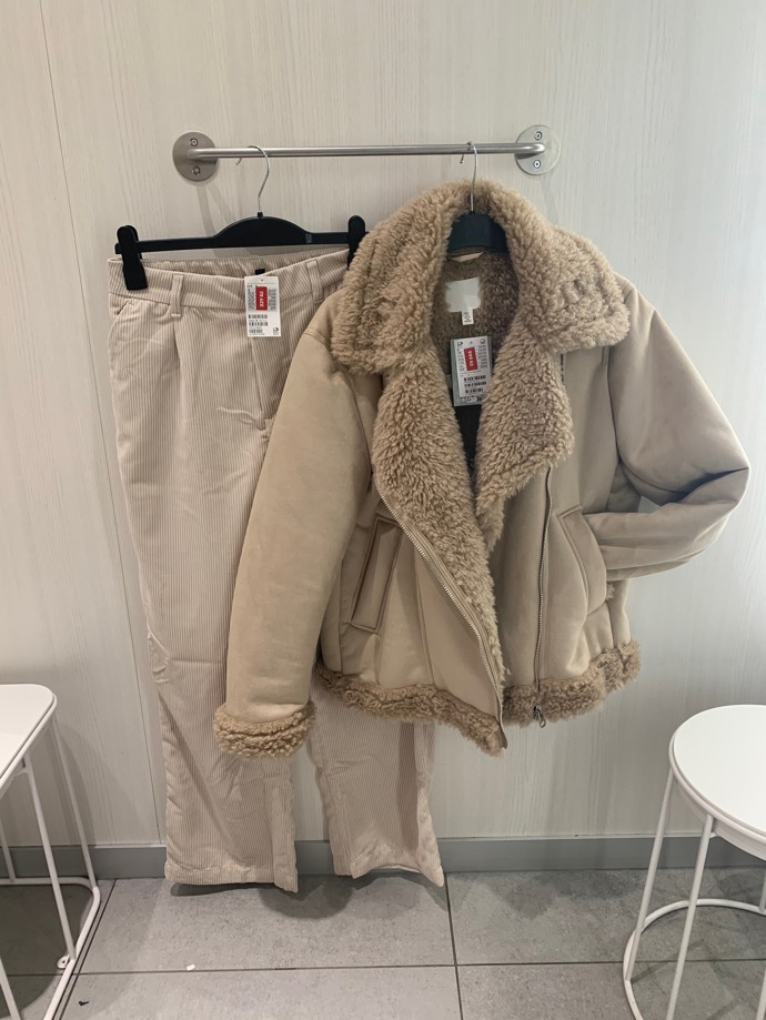 Bundu ve slevách pořídíte za 999 Kč, kalhoty za 329 Kč.