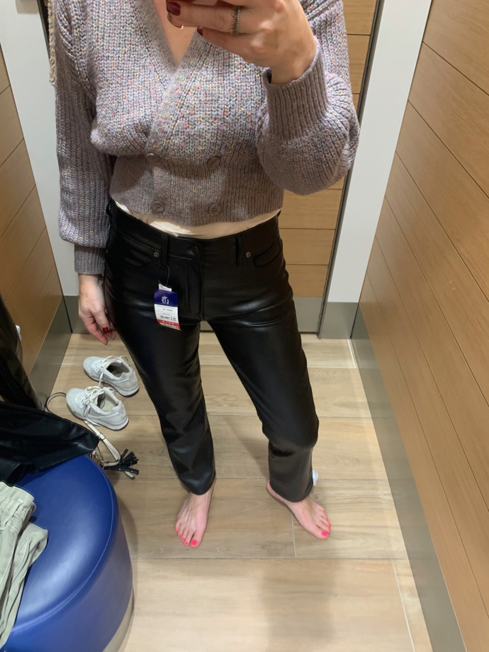 Rovně střižené kalhoty hezky padly. Cena po slevě je příznivá, 1 099 Kč.