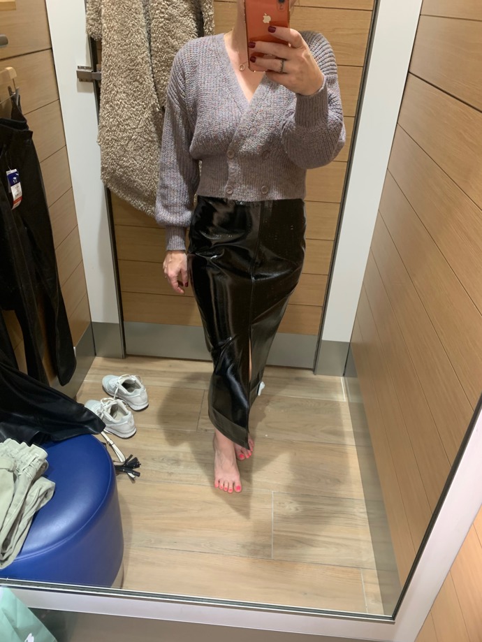 V GAP Janu zaujala i  pouzdrová sukně s rozparkem, cena po slevě 999 Kč.