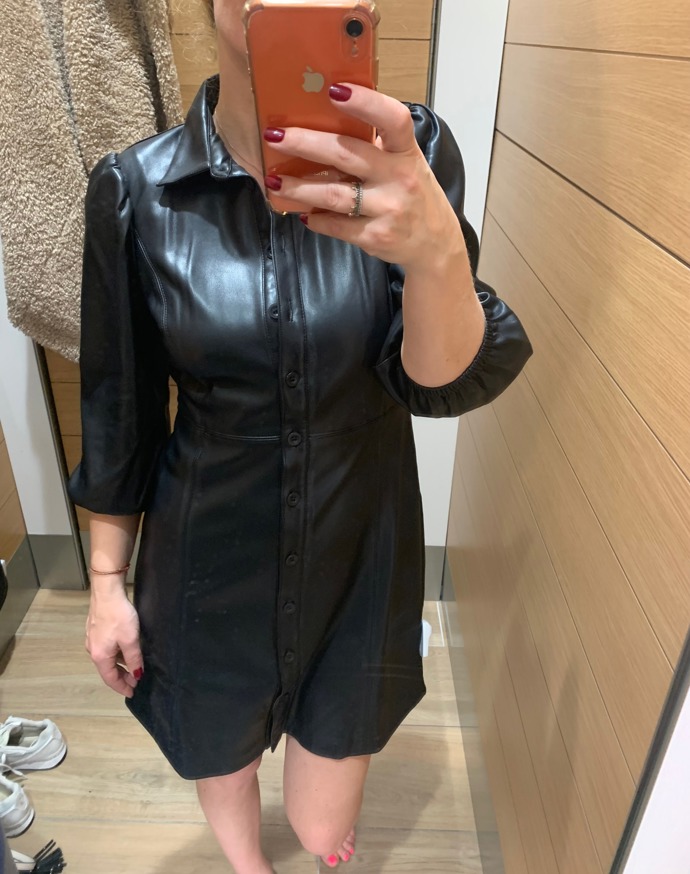 Naši módní redaktorku ale nejvíc okouzlily šaty s propínací lištou a balonovými rukávy. Po zlevnění stojí 1 399 Kč.