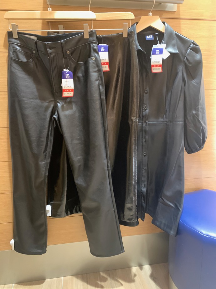 Módní značka GAP nabízí překvapivě i poměrně elegantní kousky. Jana si do kabinky odnesla hned tři modely z eko kůže.