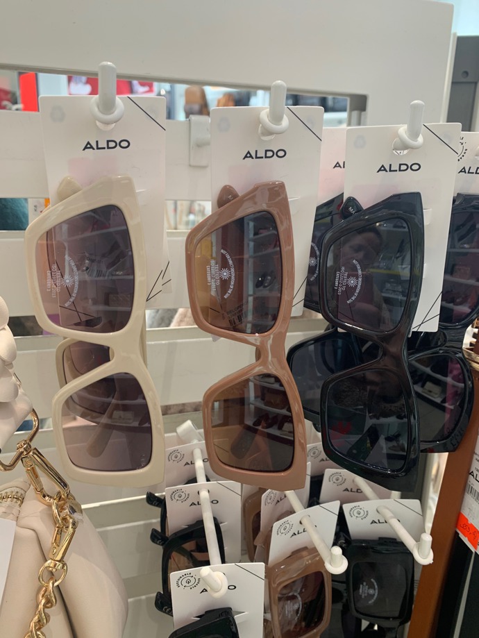 Pohodlně by se ale do limitu 1 500 Kč v obchodě Aldo dařilo model doladit mnoha dalšími kousky ze slev. Třeba slunečními brýlemi za příznivých 278 Kč.