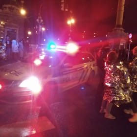 První studenti opouští fakultu.