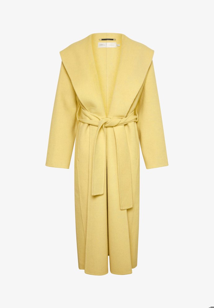 Široký šálový límec a neobvyklá, citronová žlutá zavinovacímu plášti také velmi sluší. (InWear, 5 790 Kč)