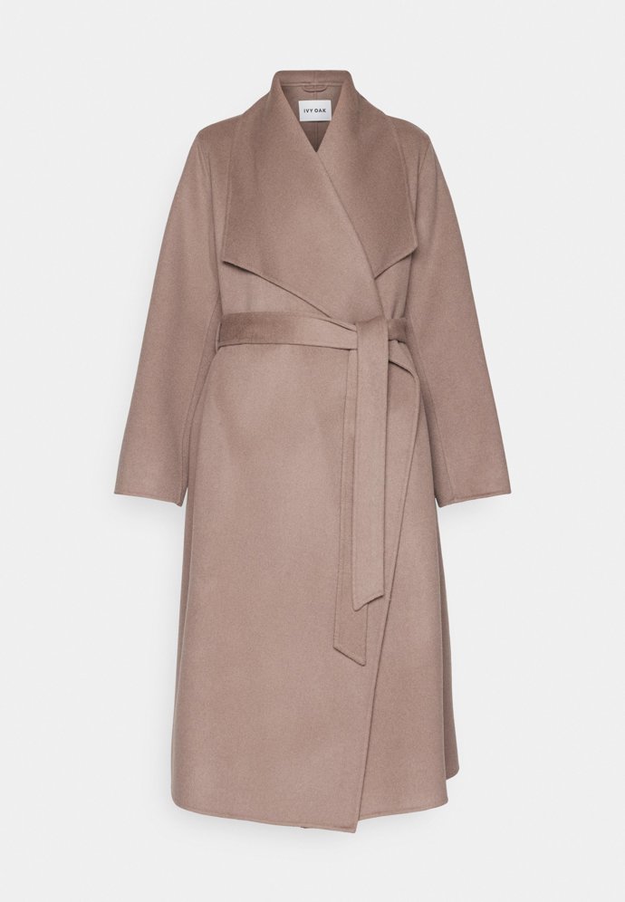 Kabát s širokými klopami a páskem najdete také u značky IvyOak, tento vlněný stojí 10 290 Kč.