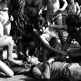 Doktora Mráčka (Jaromír Hanzlík) hned na začátku filmu na plovárně zachrání před utonutím Jana Vodičková (Libuše Šafránková). Záhy se ale ukáže, že dívka je z vodnické rodiny...