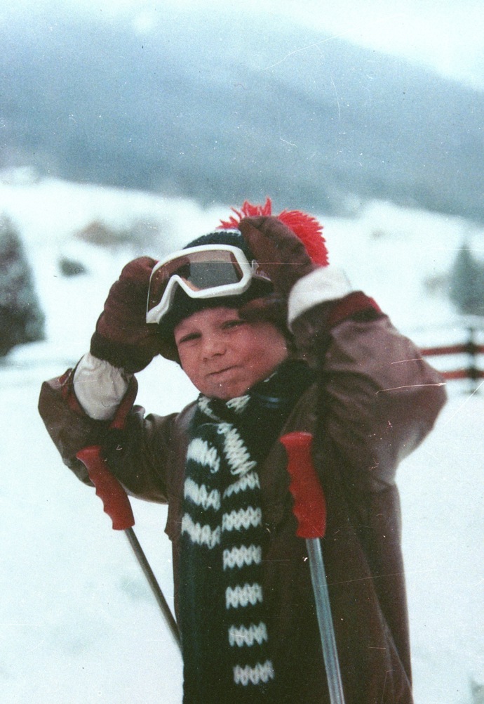 Tomáš Holý je patrně nejlepší dětský herec v historii české kinematografie. Díky jeho bezprostřednosti a energii se z komedie Jak vytrhnout velrybě stoličku stal nesmrtelný film.