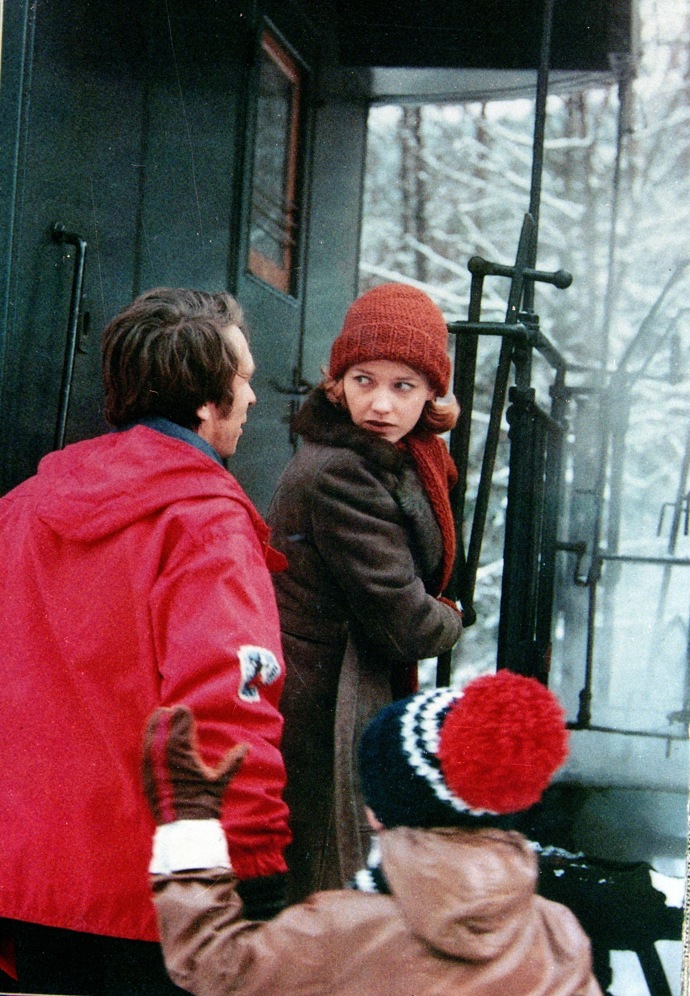 I když v komedii Jak vytrhnout velrybě stoličku hrají také Jana Preissová a František Němec, oba je schovává do kapsy živelný Tomáš Holý.