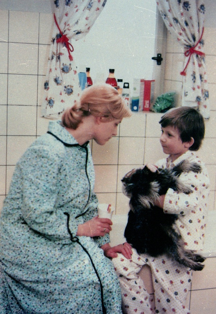 Slavná komedie Jak vytrhnout velrybě stoličku je o hledání tatínka pro malého Vaška (Tomáš Holý).