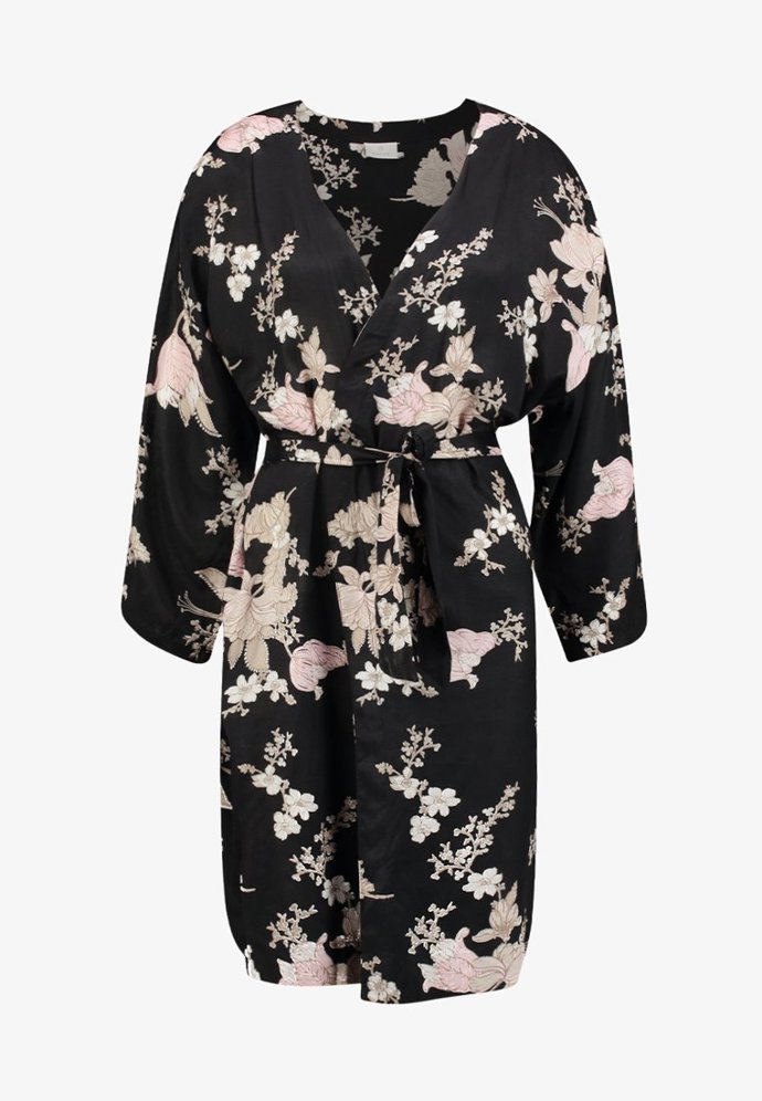 Kimonový kabátek v prodloužené délce, Kaffe, 1 790 Kč.