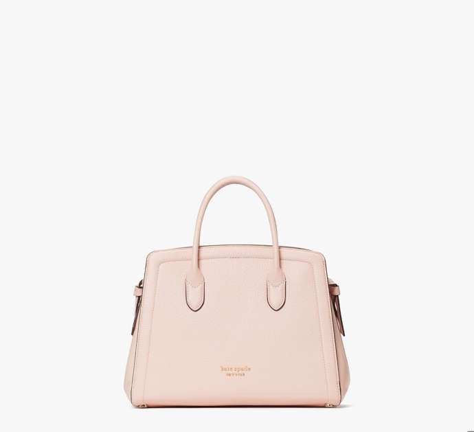 Decentní varianta odstínu v pastelové škále, kabelka Kate Spade z nové kolekce pro rok 2024. (5 900 Kč)