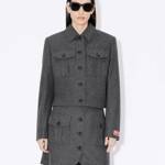 Pod kabátem Emma Stone skrývala komplet značky Kenzo. V jejím, okrově hnědém provedení, aktuálně není k dispozici, značka ale nabízí i stejně líbivou šedivou variantu.  