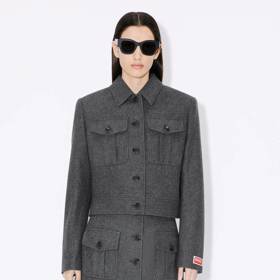 Pod kabátem Emma Stone skrývala komplet značky Kenzo. V jejím, okrově hnědém provedení, aktuálně není k dispozici, značka ale nabízí i stejně líbivou šedivou variantu.  