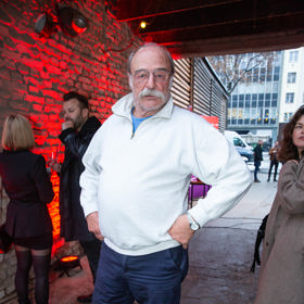 Takhle přišel Pavel Nový na tiskovou konferenci k jarnímu programu TV Nova.