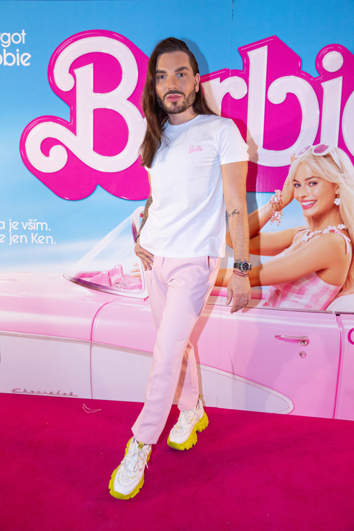 Stylista Sam Dolce si premiéru filmu Barbie užil v růžových kalhotách.