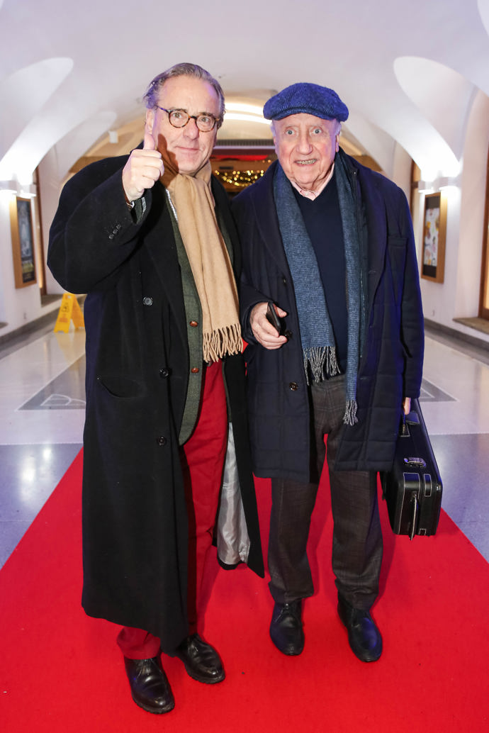 Felix Slováček do kina dorazil v elegantní bekovce, společenských kalhotách a s nezbytným šálem. 