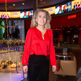 Ležérní variantu vynesla do kina producentka a filantropka Olga Menzelová. Ta zvolila odlehčený střih volných kalhot a rudé blůzy.