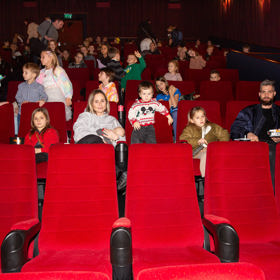 Rodina zaplnila celou řadu v kinosálu.
