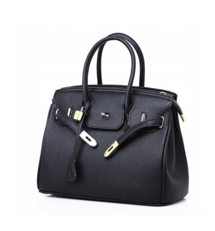 Do detailu. Kabelka s italským názvem ale pochází spíš z levné čínské produkce. (Laura Biaggi, 1 050 Kč)