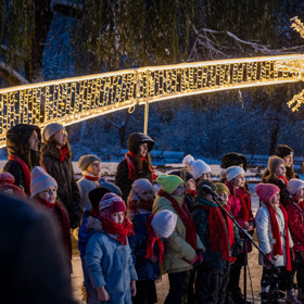LED park Karlovo království se slavnostně otevřel v pátek 1. prosince. Přítomným zazpíval dětský pěvecký sbor Vratislavka.