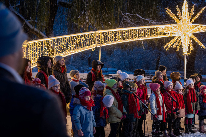 LED park Karlovo království se slavnostně otevřel v pátek 1. prosince. Přítomným zazpíval dětský pěvecký sbor Vratislavka.