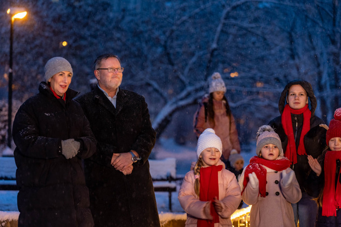 LED park Karlovo království má podle vedení městské části Praha 2 sloužit všem Pražanům, kteří se chtějí během adventního shonu trošku zastavit na nasát vánoční atmosféru.