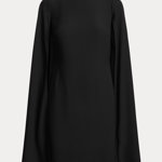 Černé šaty v optimální délce nezkazí žádnou společenskou příležitost. Model s kápí, Lauren Ralph Lauren,  5 780 Kč