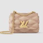 Barvu modelu dodala pastelově růžová kabelka z prošívané kůže v růžovém odstínu. Model Pico GO-14 pořídíte za cirka 93 tisíc korun.