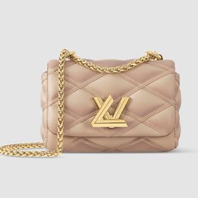 Barvu modelu dodala pastelově růžová kabelka z prošívané kůže v růžovém odstínu. Model Pico GO-14 pořídíte za cirka 93 tisíc korun.