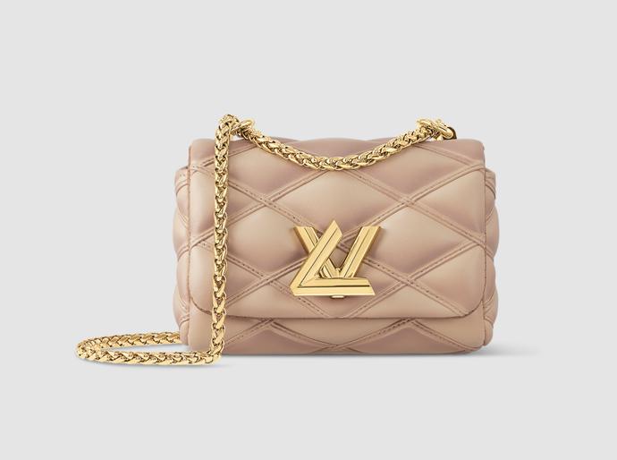 Barvu modelu dodala pastelově růžová kabelka z prošívané kůže v růžovém odstínu. Model Pico GO-14 pořídíte za cirka 93 tisíc korun.