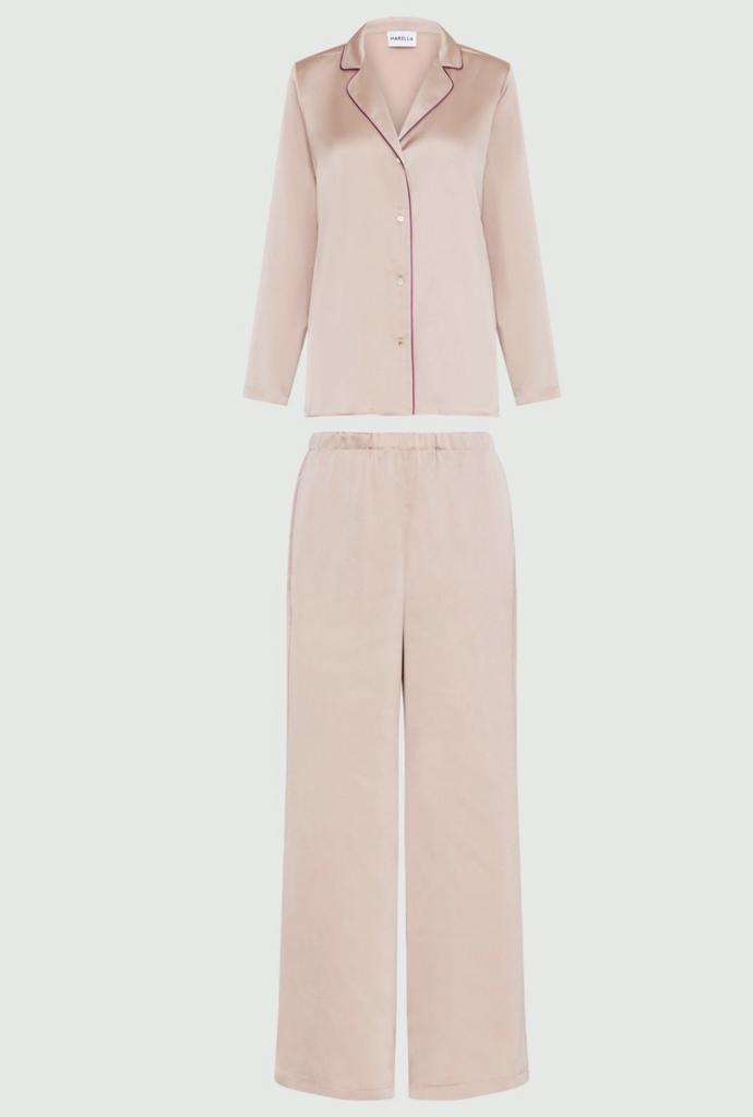 Kompletní saténový set v něžně růžovém tónu najdete i v nabídce značky Marella. (3 150 Kč)