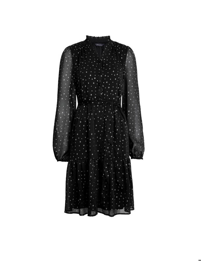 Stejně nadčasové a univerzální jsou šaty se stojáčkem a průsvitnými rukávy. (Marks & Spencer, 1 399 Kč)