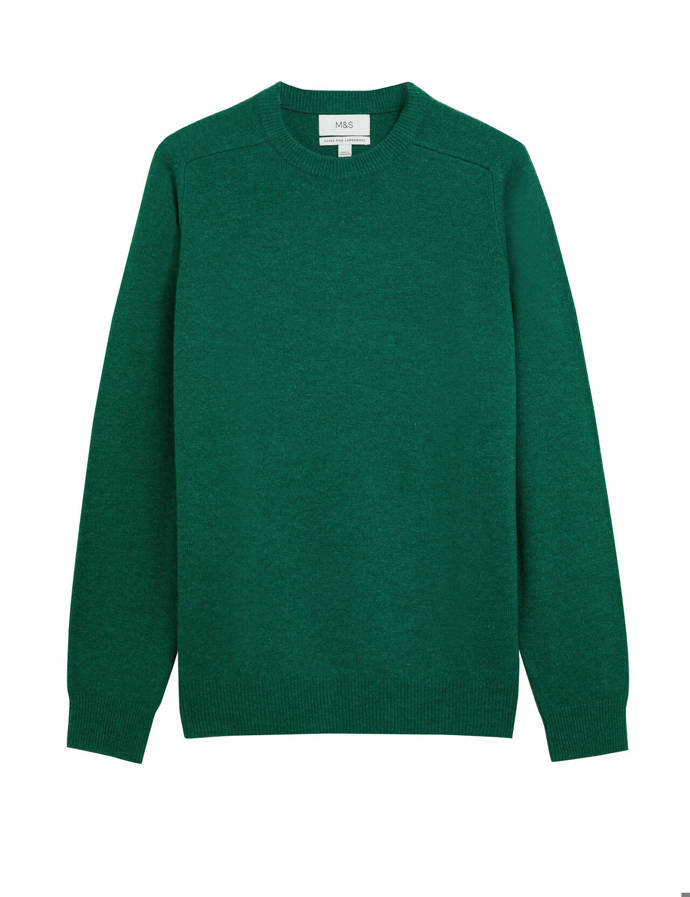 Do zeleného pulovru pánové vklouznou bez větších připomínek. (Marks & Spencer, 1 499 Kč)