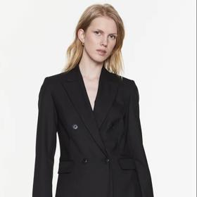 Oblekový kostým najdete v nabídce značky Max&Co. Sako stojí 4 690 Kč.