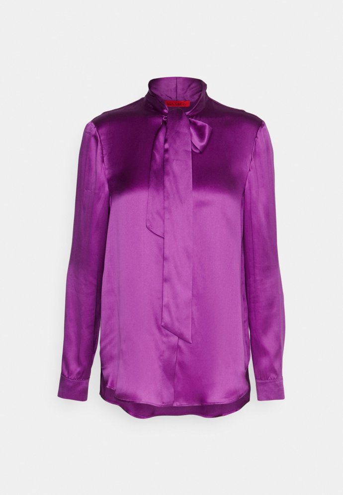 Saténová blůza s vázačkou, MAX&Co., 5 400 Kč.