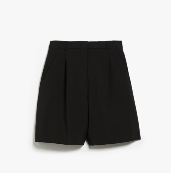 Elegantní šortky, Max Mara, 5 890 Kč.