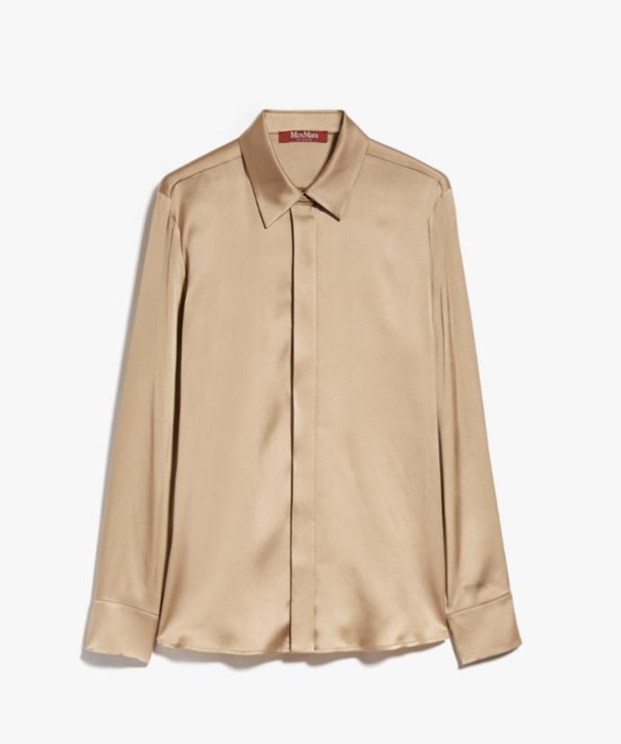 Klasické saténové pyžamo v zemitém odstínu se skvěle etabluje ve vrstvených modelech. (Max Mara, 5 890 Kč)