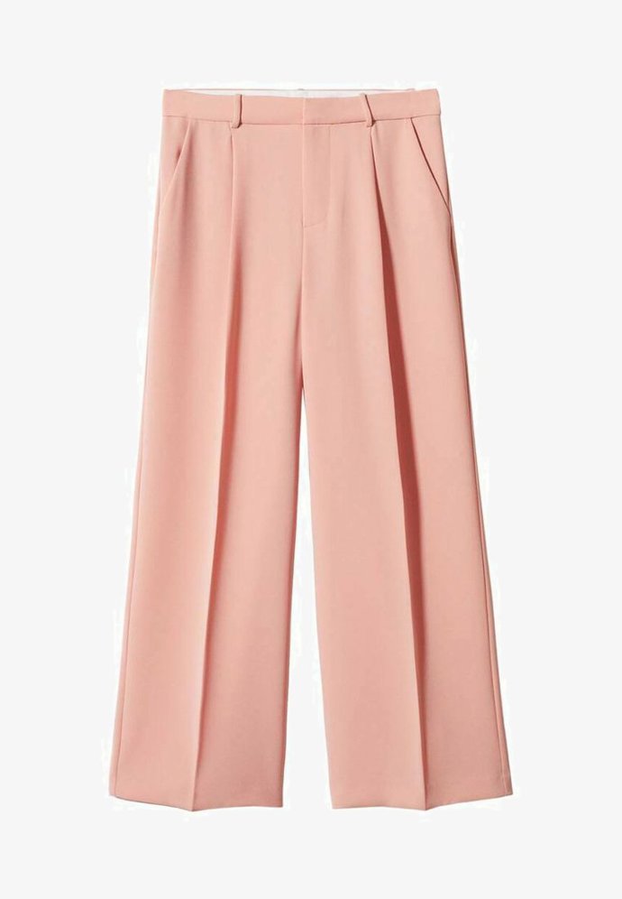 Široce střižené kalhoty Mango, odstín Peach Fuzz v praxi. (1 299 Kč)