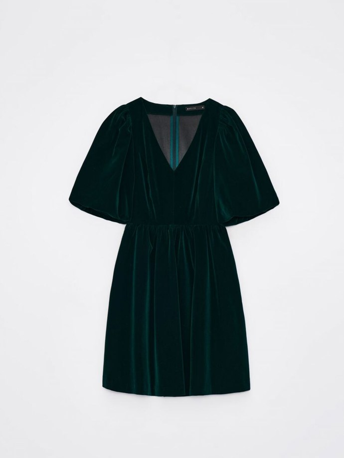 A nádherně padne i pohodlně střiženým, přesto velmi elegantním šatům ke kolenům. (Mohito, 899 Kč)