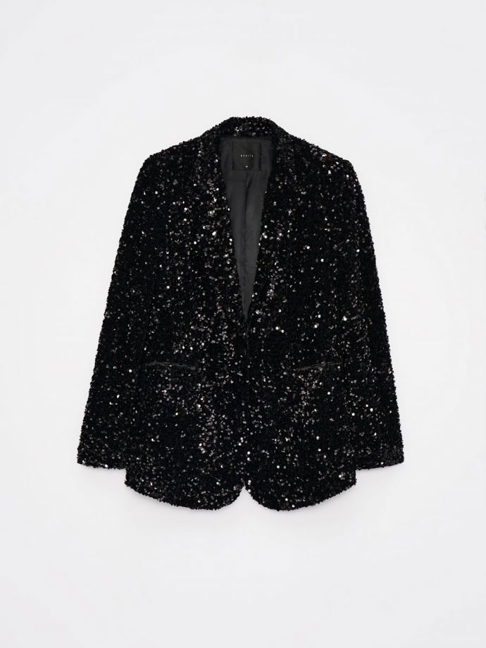 Elegantní ráz flitrů, to je jejich černé provedení. Kostýmové sako nabízí Mohito za 1 299 Kč.