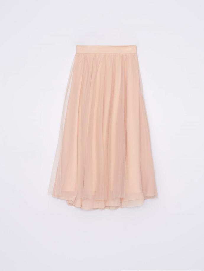 Tylová sukně je pro odstín Peach Fuzz jako stvořená. (Mohito, 999 Kč)
