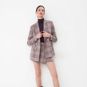 Sukně s šortkami umí vyadat i velmi elegantně. Třeba v kombinaci s identickým sakem. (Mohito, 499 Kč)