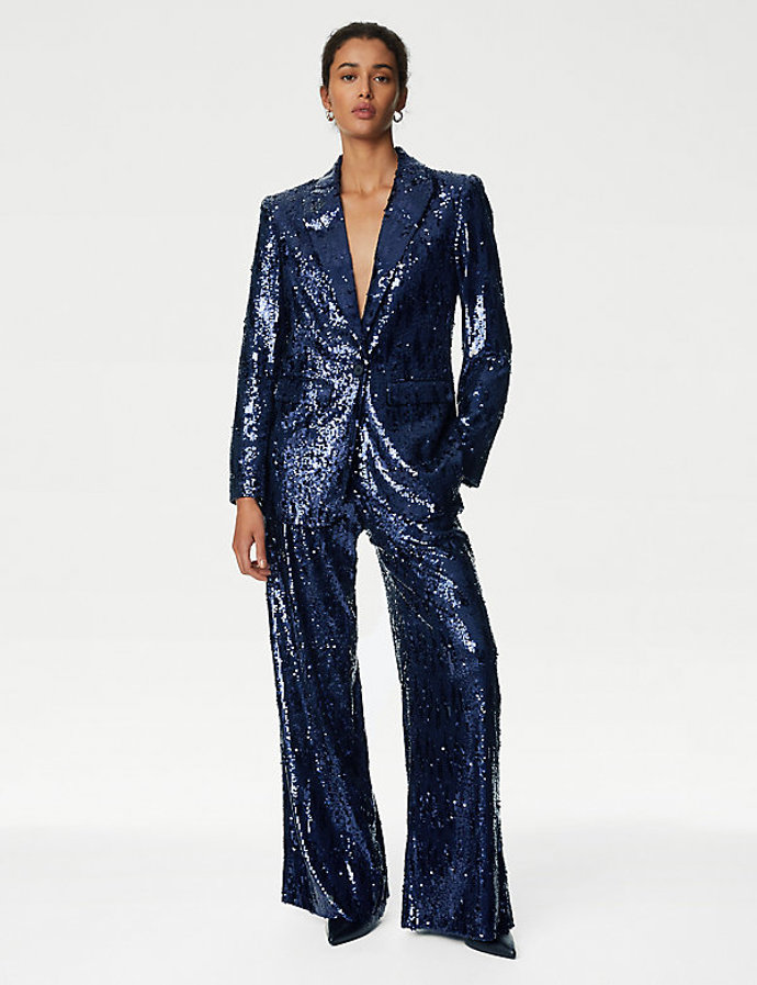 Celoflitrový kostým, to je pastva pro oči. V Marks & Spencer seženete sladěný set hned v několika barvách. Kalhoty stojí 2 999 Kč.