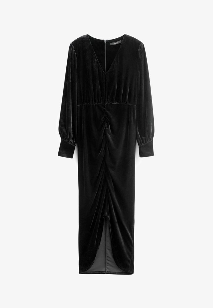 Strohé, ale elegantní. Delší sametové šaty, Next, 1 725 Kč. 